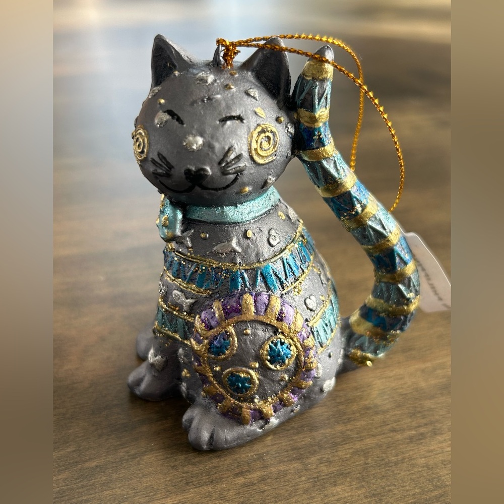 Uno Alla Volta Decorative Gray Cat Figurine